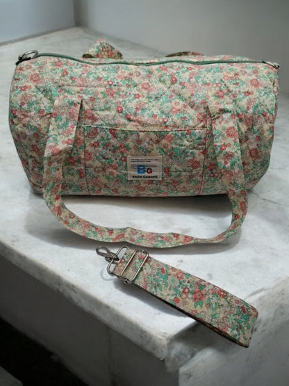 Sac polochon en coton matelassé motifs à fleurs vert d’eau