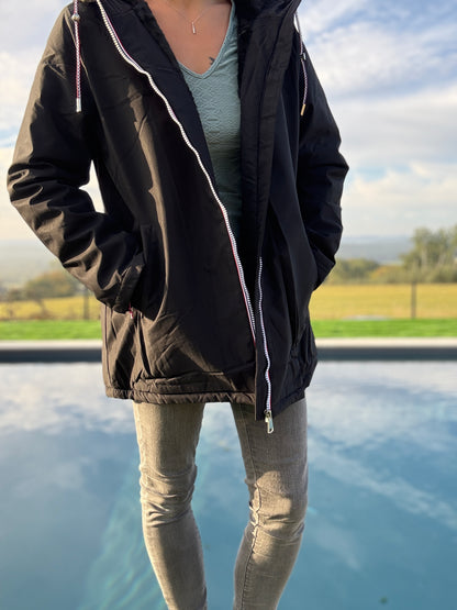 Manteau imperméable mi long fourré en fausse fourrure noir - Curvy