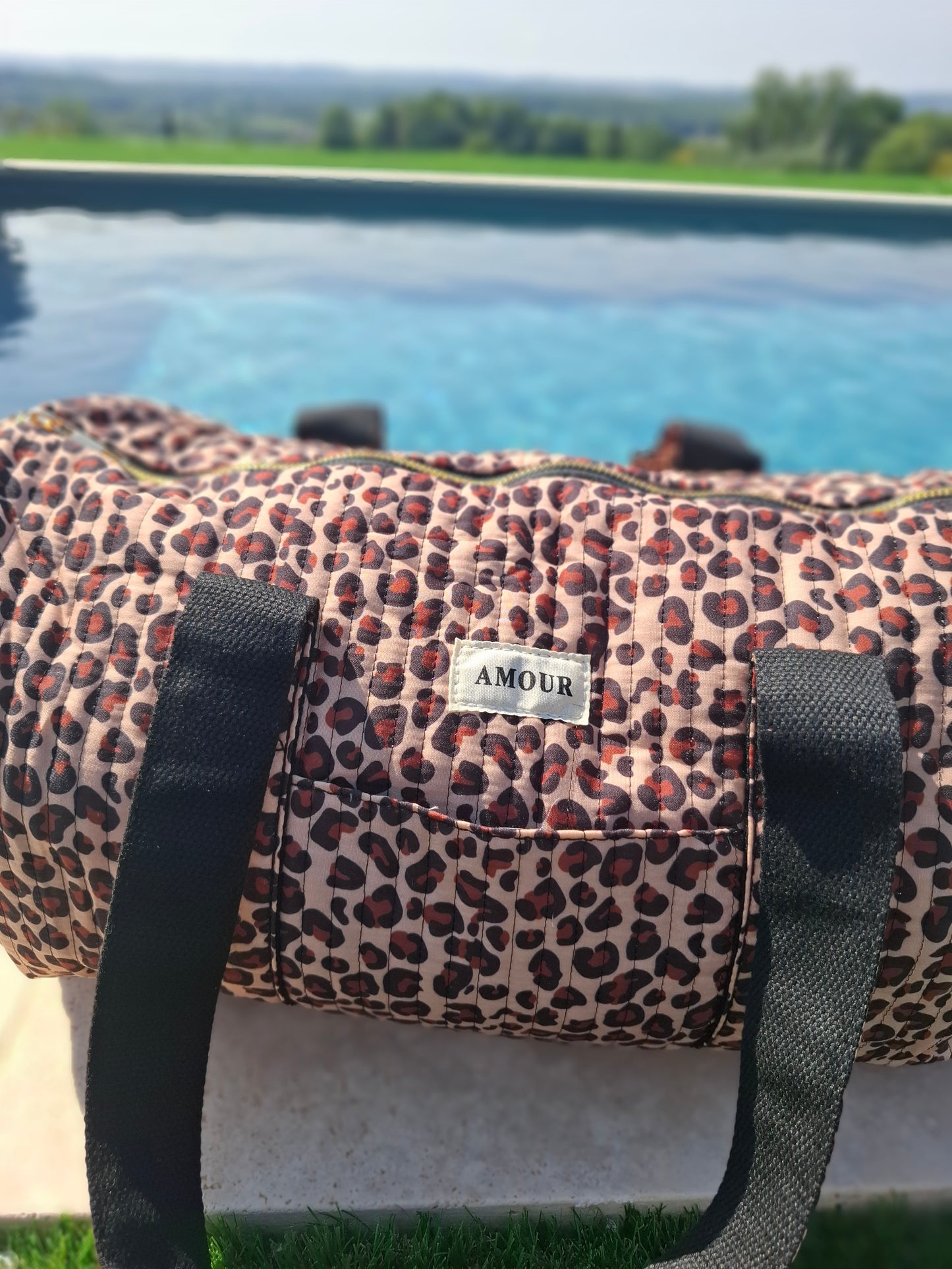 Sac polochon en coton matelassé beige taupe motifs léopard noir et marron