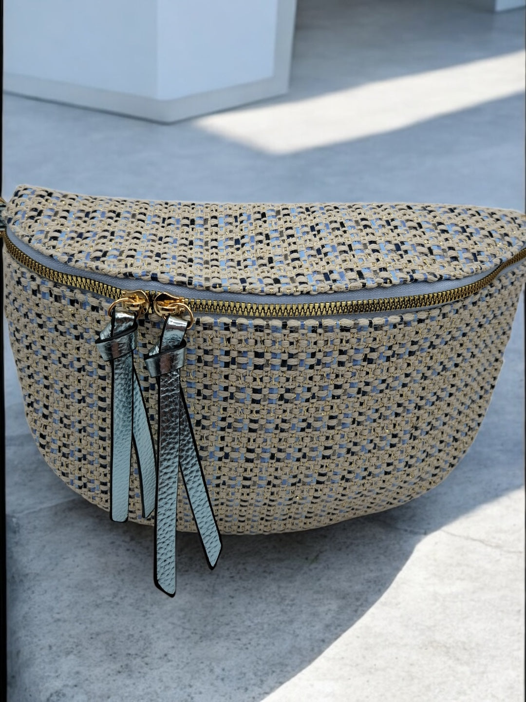 Sac banane en tissu à motif texturé de couleurs noir, bleu et beige sangle fantaisie