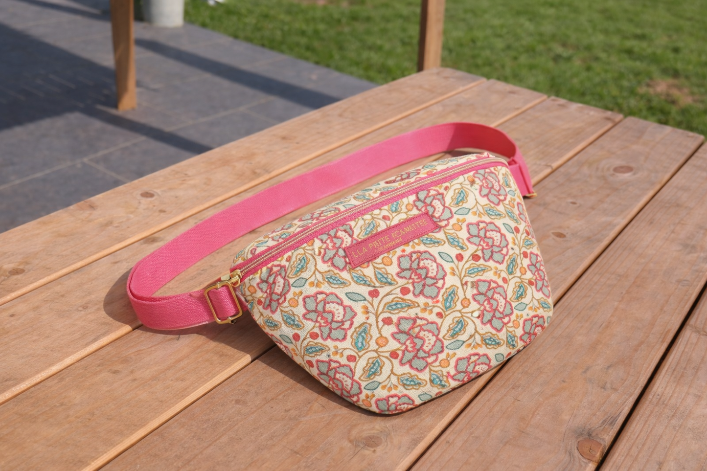 Sac Banane Liberty Fleuri Rose – Coton Beige & Finitions Dorées