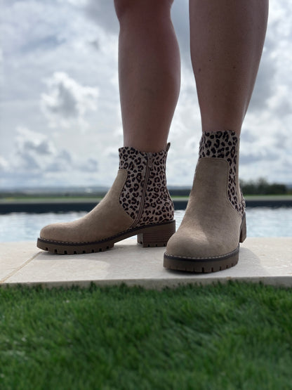 Chaussures bottines à talon toucher daim beige avec motif léopard marron taupe