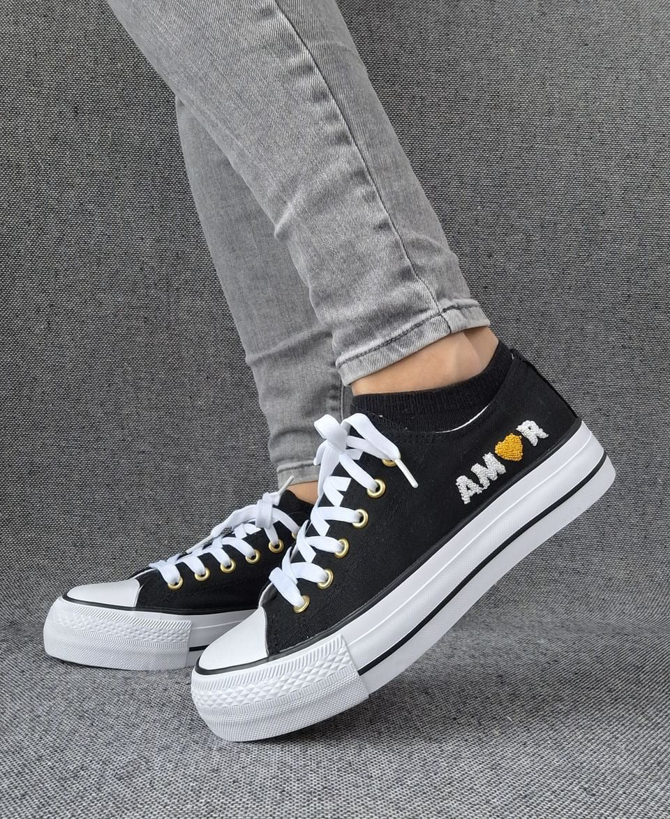 Chaussures baskets basses en toile noir avec inscription “Amor” style converse