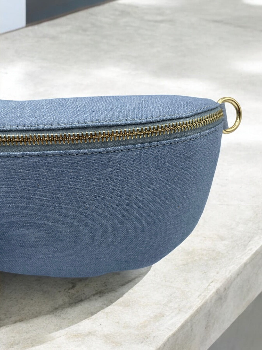 Sac banane tissu jean bandouliere bleu clair en cuir