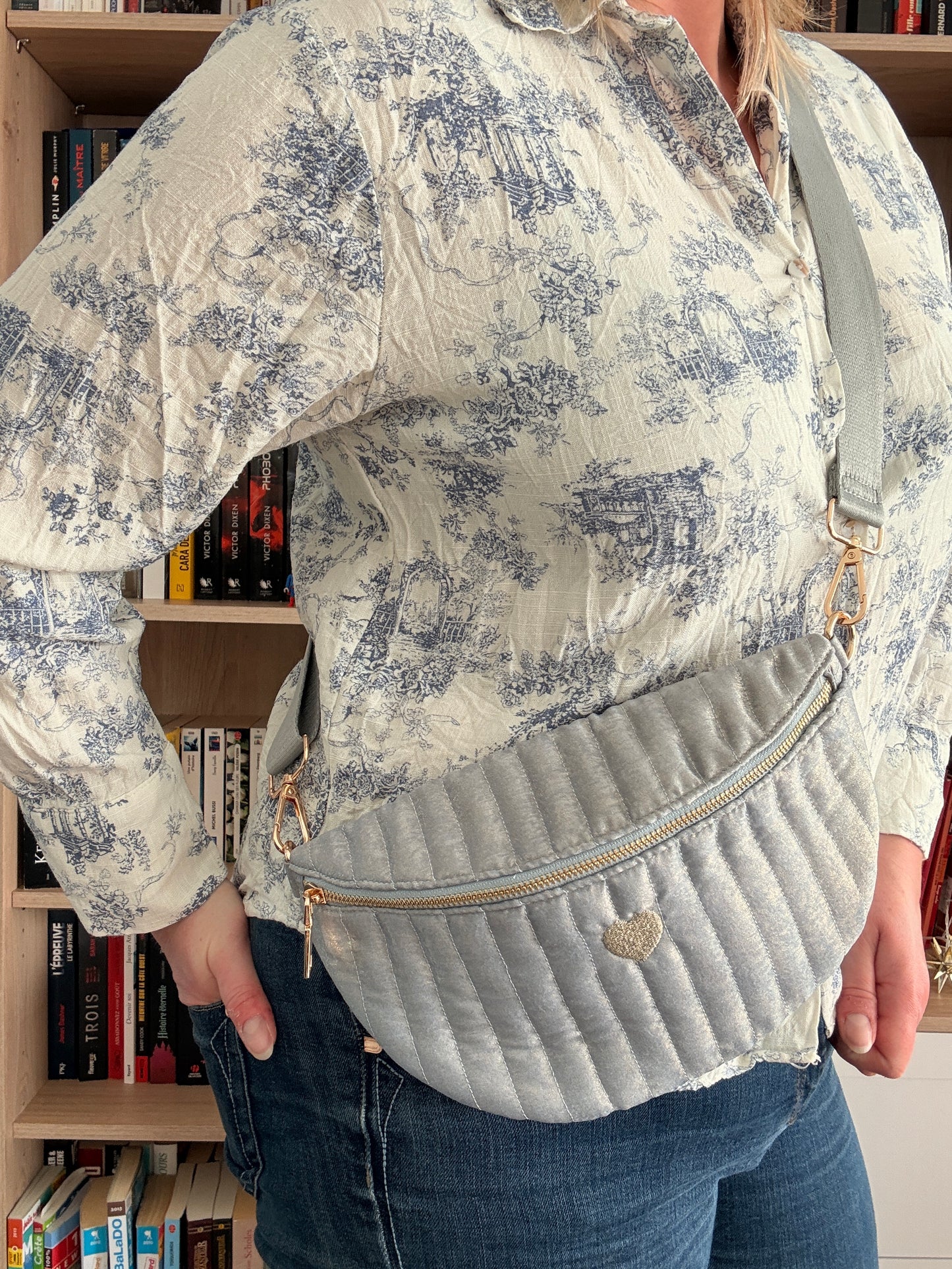 Sac banane bleu clair irisé en tissu texturé relief – style chic et finitions dorées pour femme