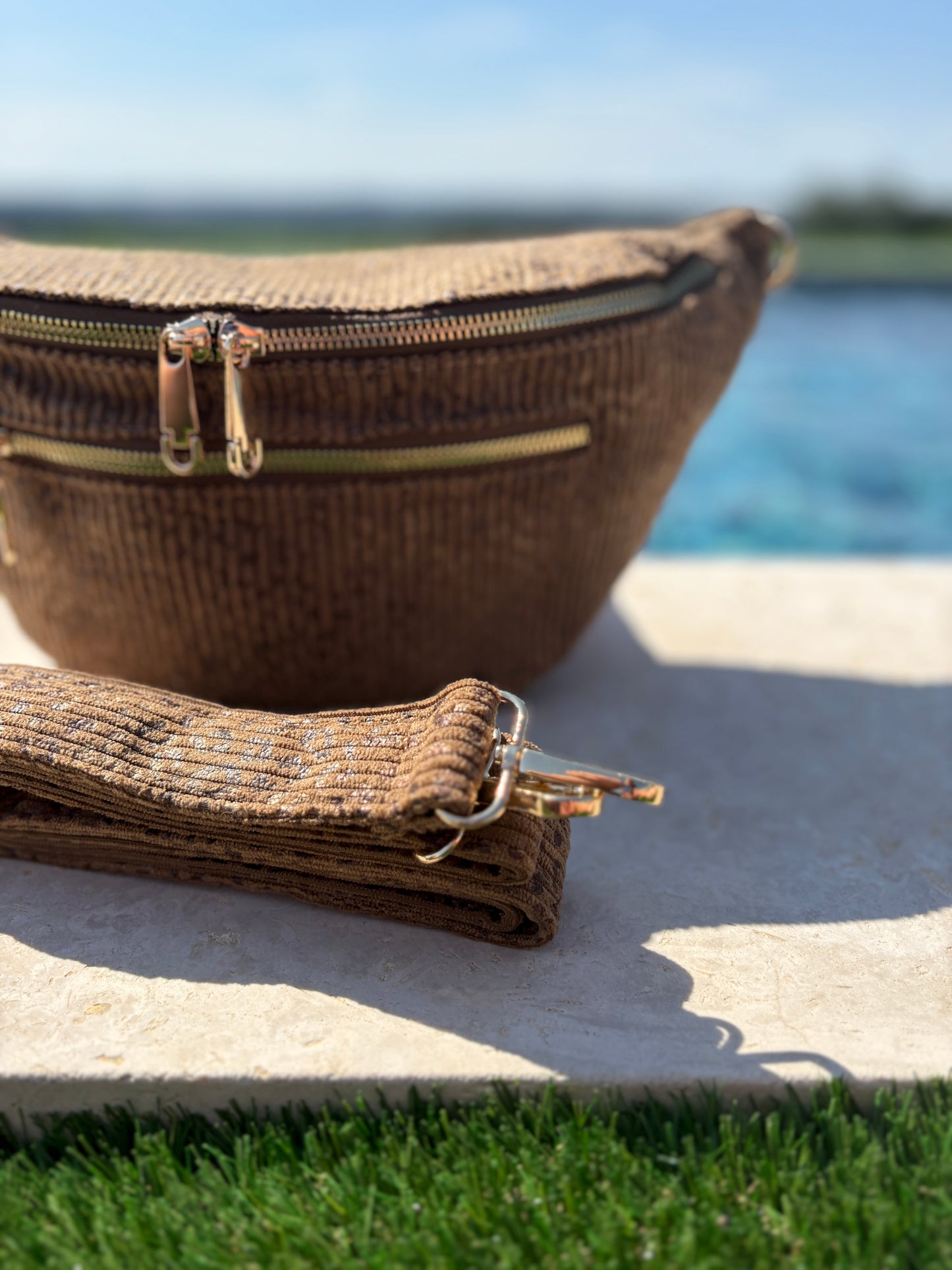 Sac banane XL en velours côtelé taupe imprimé léopard 2 poches