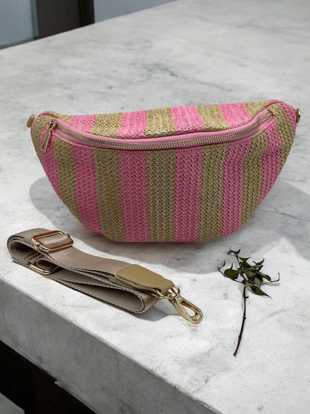 Sac banane tressé raphia beige et rose