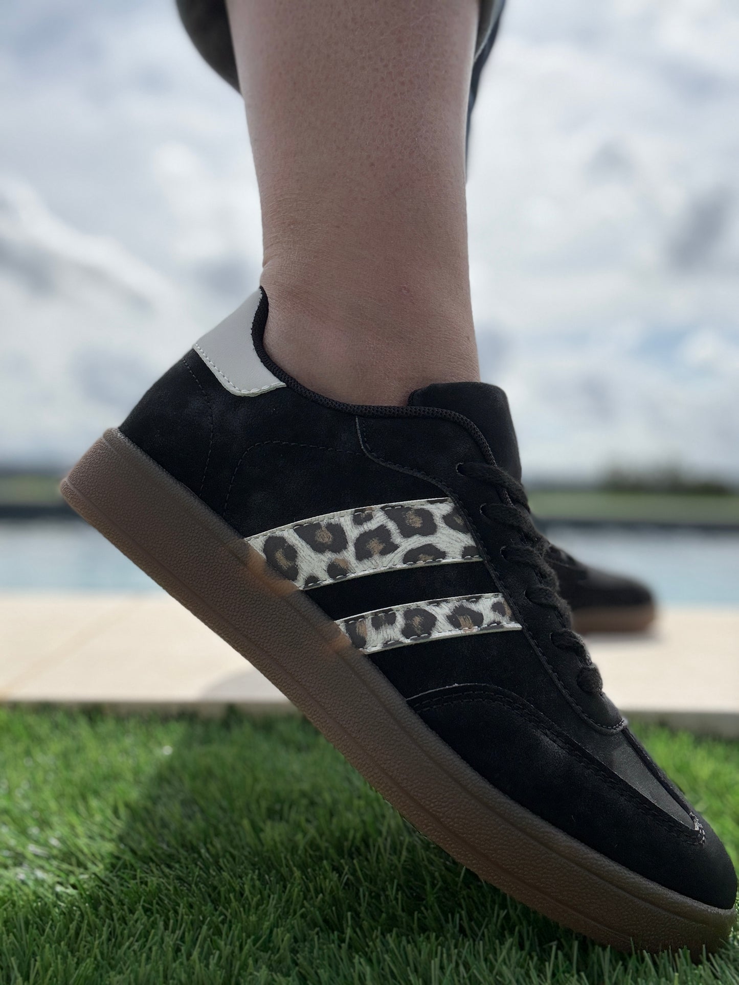 Chaussures baskets basses toucher daim noir avec bandes léopard style campus