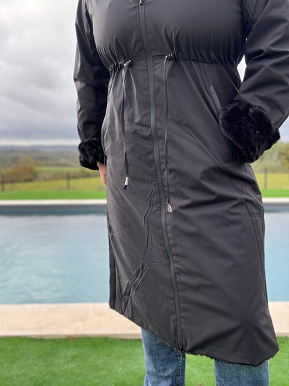 Manteau long réversible noir fausse fourrure avec capuche et cordons de serrage à la taille