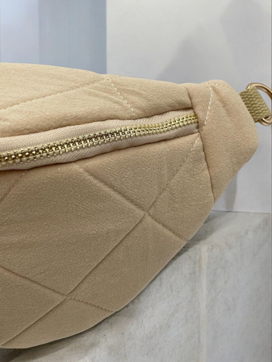 Sac banane gaze de coton matelassé beige