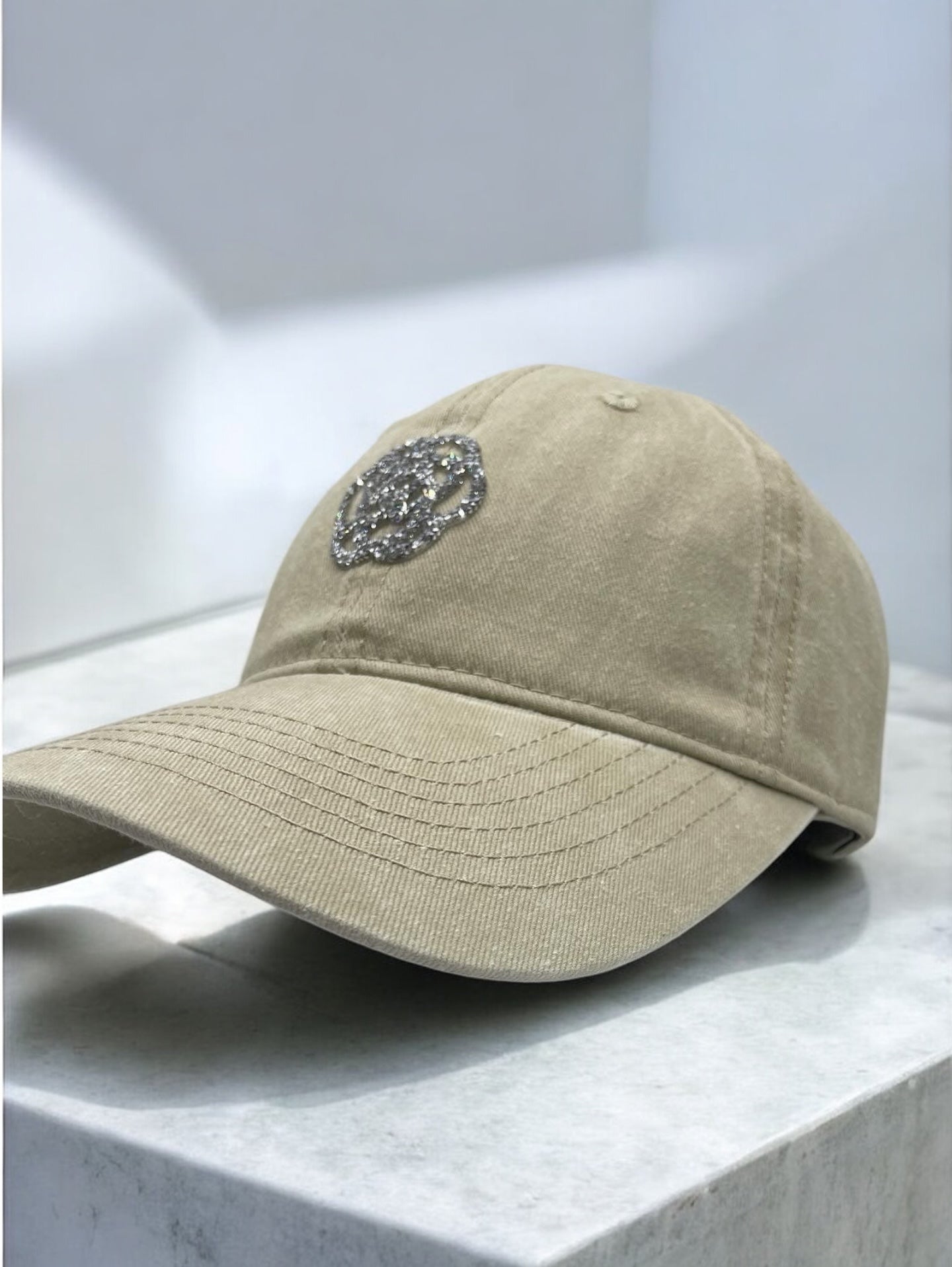 Casquette en coton beige avec logo en strass