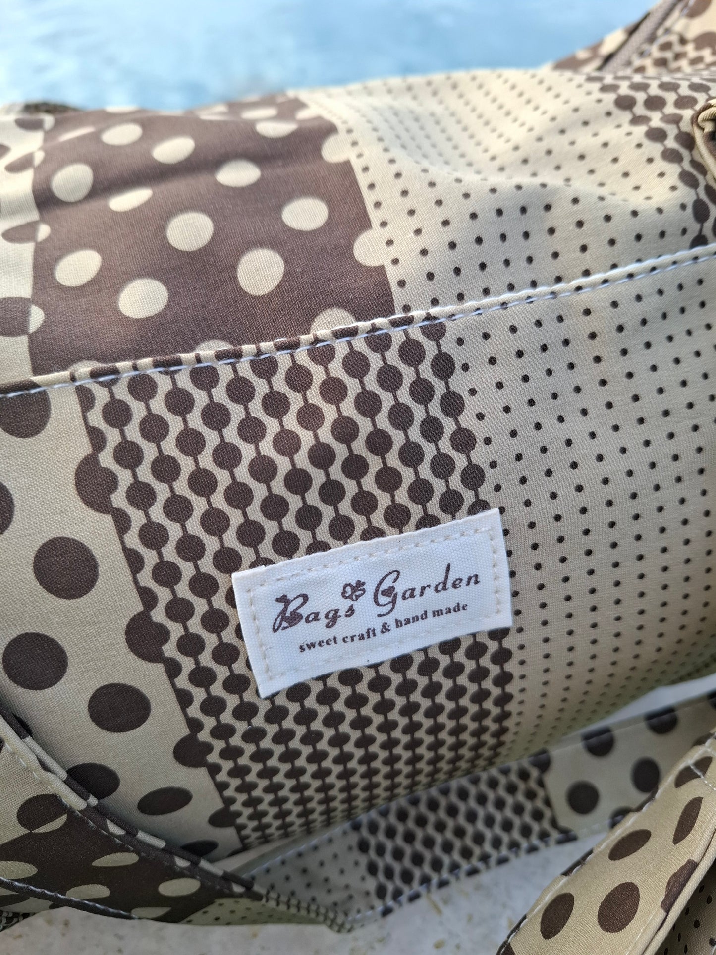 Sac polochon week end de voyage en tissu coton patchwork motifs à pois marron et taupe