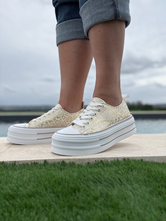 Chaussures baskets basses semelle compensée tissu motif léopard doré style converse