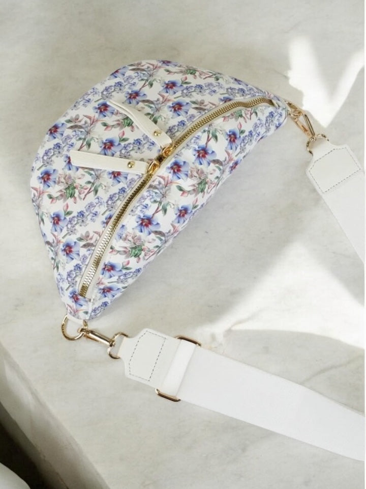 Sac banane en tissu blanc à motif floral sur les tons bleus