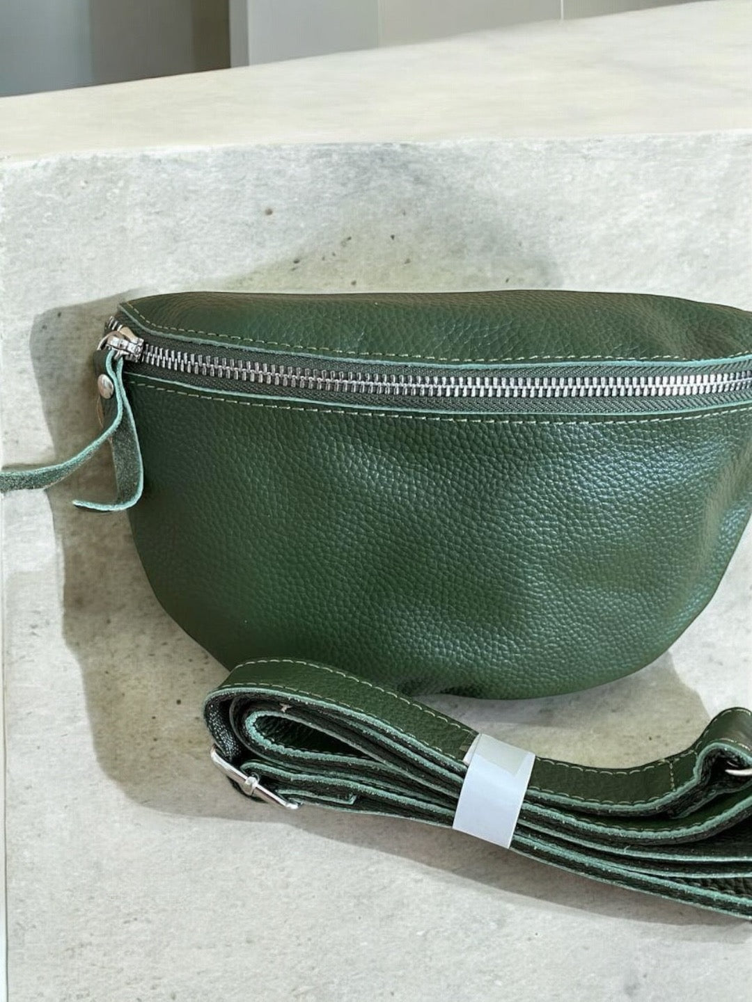 Sac banane en cuir mat italien couleur vert forêt / vert kaki