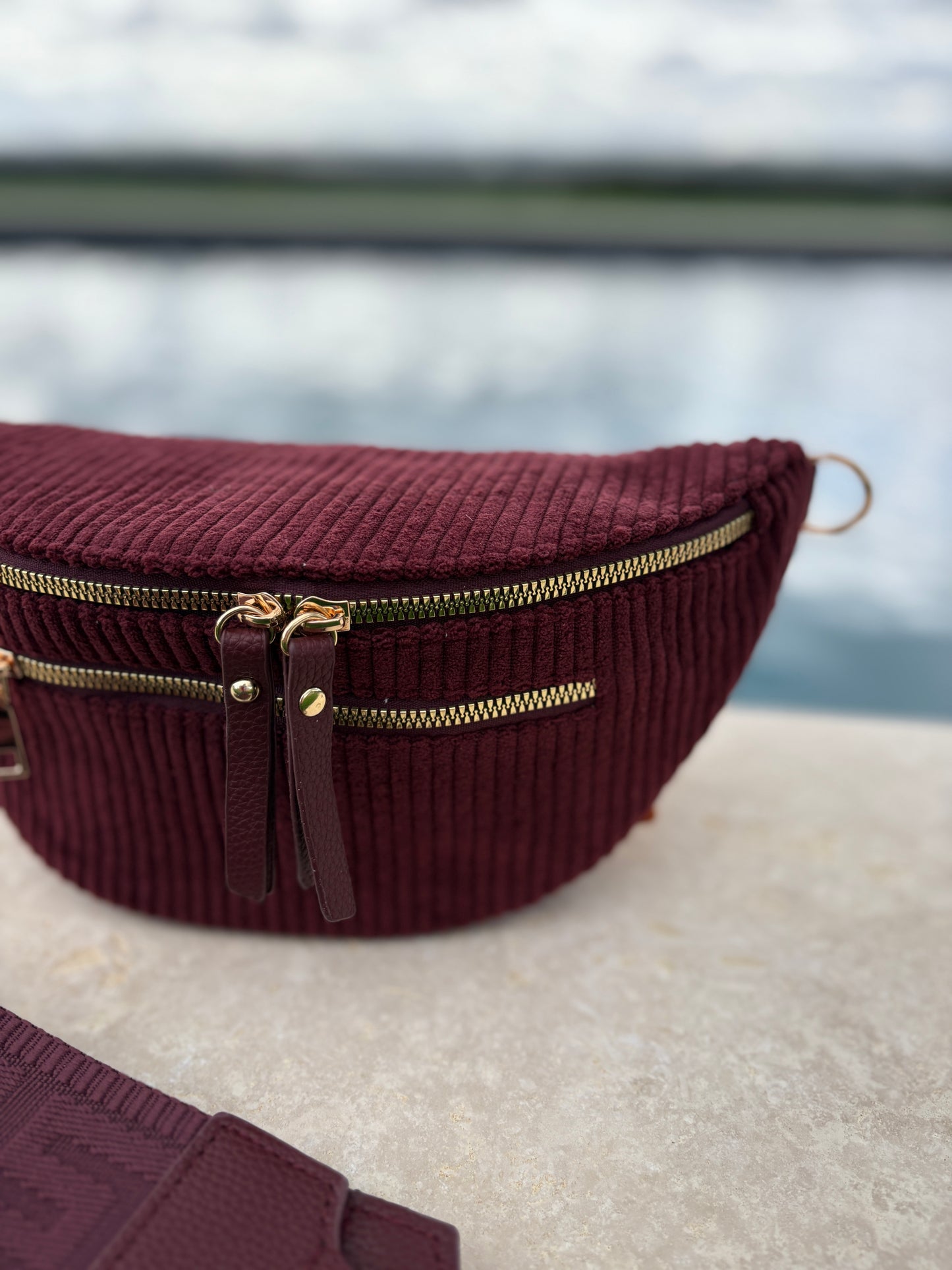 Sac banane velours côtelé 2 poches bordeaux sangle fantaisie