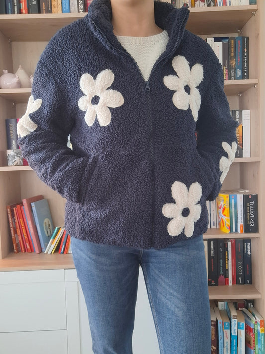 Laura Jo - Manteau veste sherpa bleu marine à motifs fleurs blanche