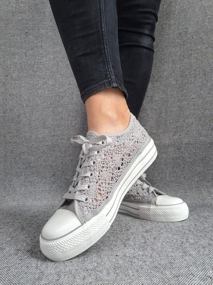Chaussures baskets basses à dentelle grise en tissu style converse