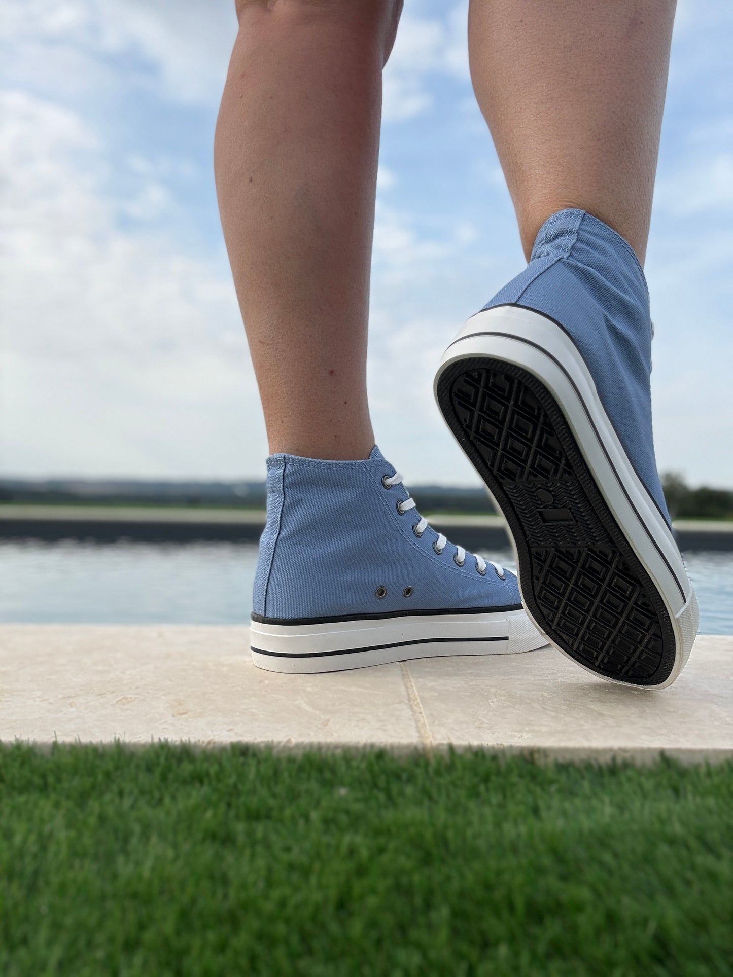 Chaussures baskets hautes en toile bleu clair blanc style converse