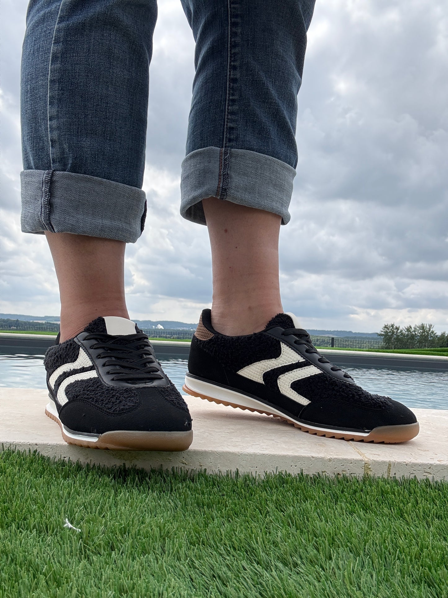 Nouveautés - Chaussures baskets en moumoute bouclettes noires et blanches avec motif en zigzag