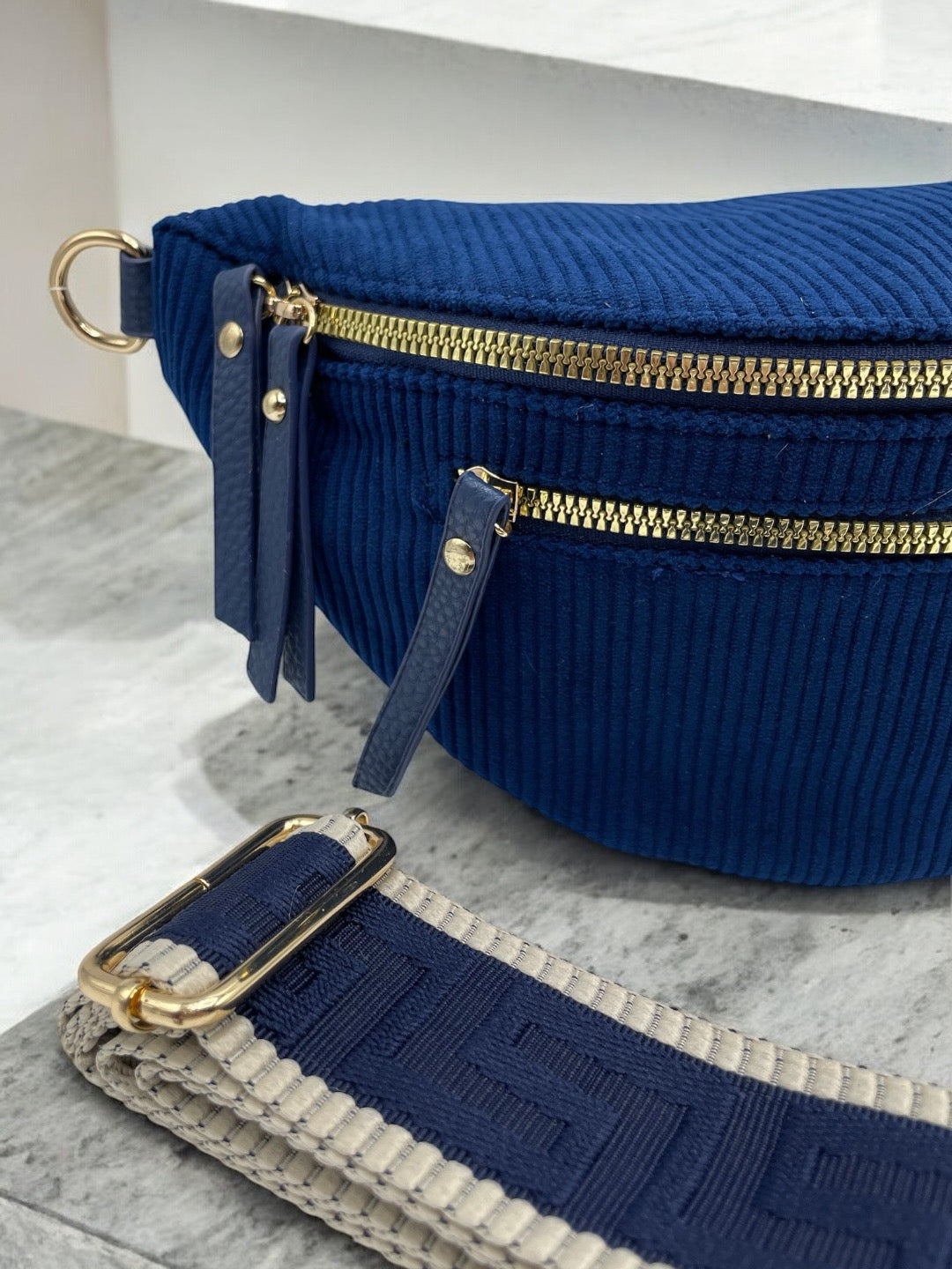 Sac banane velours côtelé 2 poches bleu marine sangle fantaisie