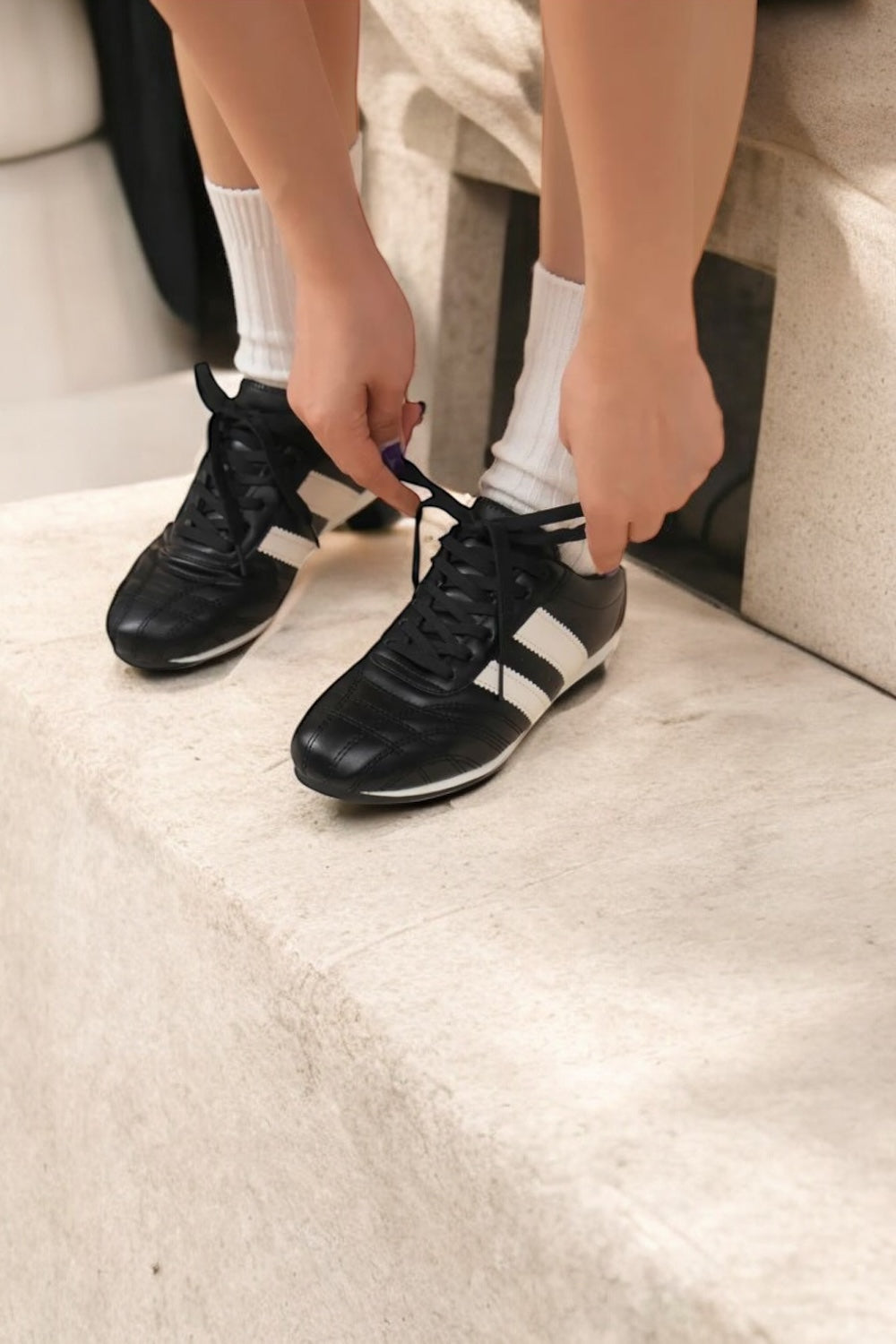 Chaussures baskets basses noires à bandes blanches style sneakers