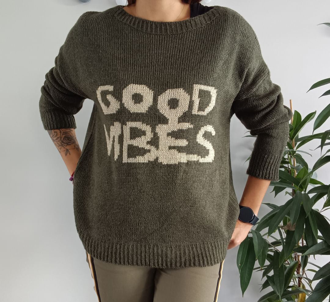 Pull mailles kaki inscription “good vibes” doré