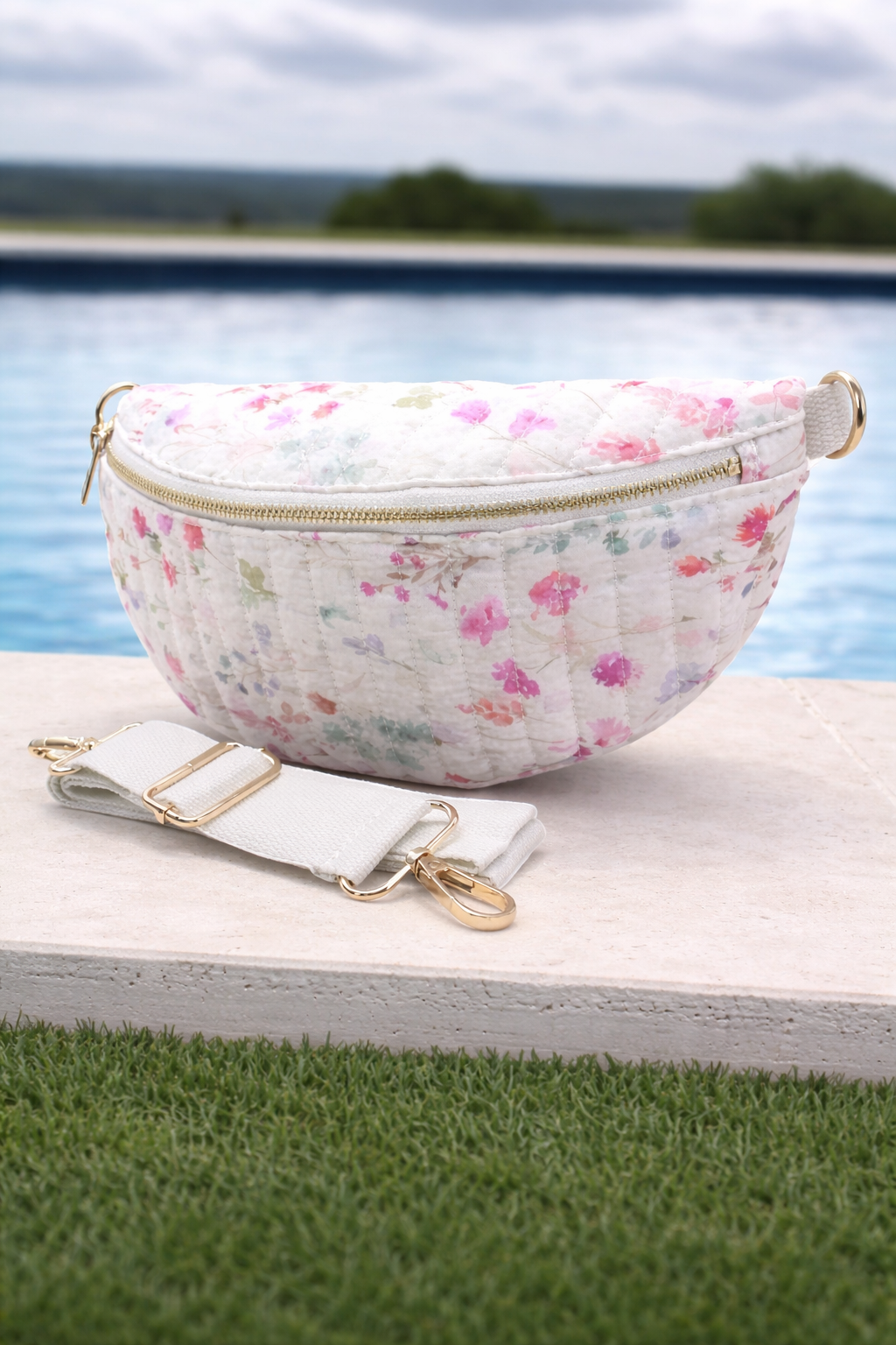 Sac Banane Blanc Fleuri Rose – Tissu Matelassé & Zip Doré