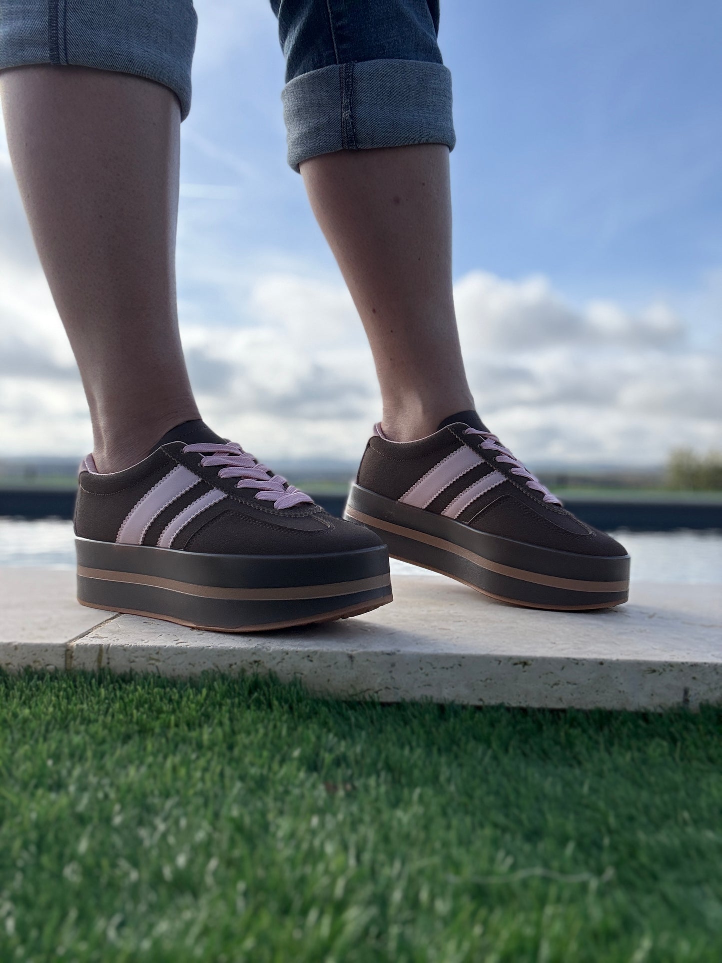 Chaussures baskets basses compensées marron avec bandes roses style sneakers campus