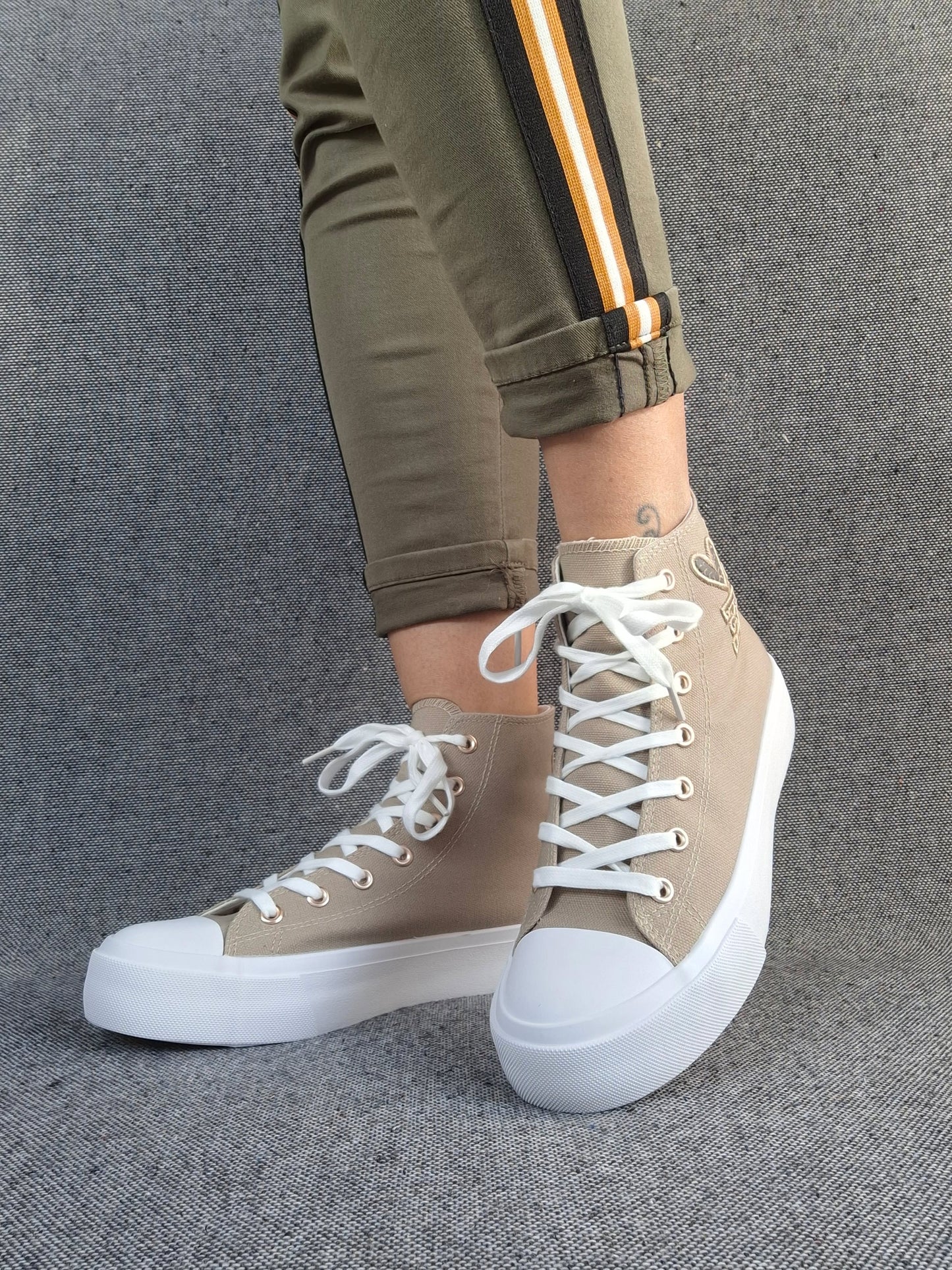 Chaussures baskets hautes tissu beige taupe blanc inscription "LOVE" style converse