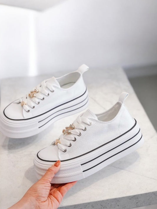 Chaussures baskets basses semelle compensée en tissu blanc style converse