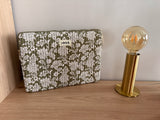 Pochette housse pour ordinateur en coton matelassé liberty floral toile de jouy couleur Kaki et blanc