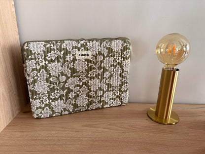 Pochette housse pour ordinateur en coton matelassé liberty floral toile de jouy couleur Kaki et blanc