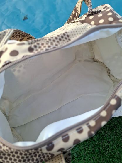 Sac polochon week end de voyage en tissu coton patchwork motifs à pois marron et taupe