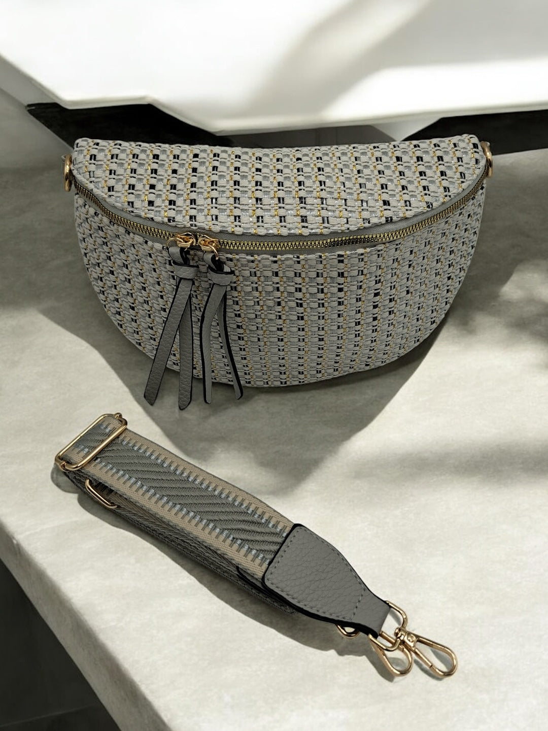 Sac banane en tissu à motif texturé de couleurs blanc, noir et bleuté sangle fantaisie