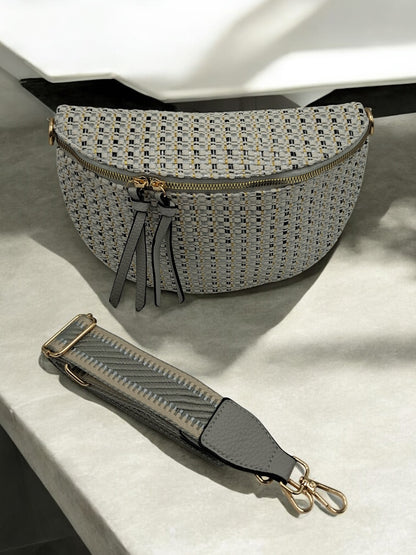 Sac banane en tissu à motif texturé de couleurs blanc, noir et bleuté sangle fantaisie