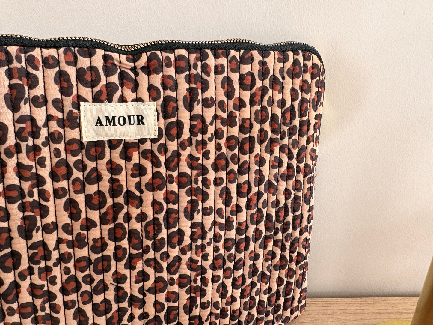 Pochette housse pour ordinateur en coton matelassé beige taupe motifs léopard couleur Noir et marron