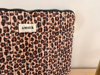 Pochette housse pour ordinateur en coton matelassé beige taupe motifs léopard couleur Noir et marron