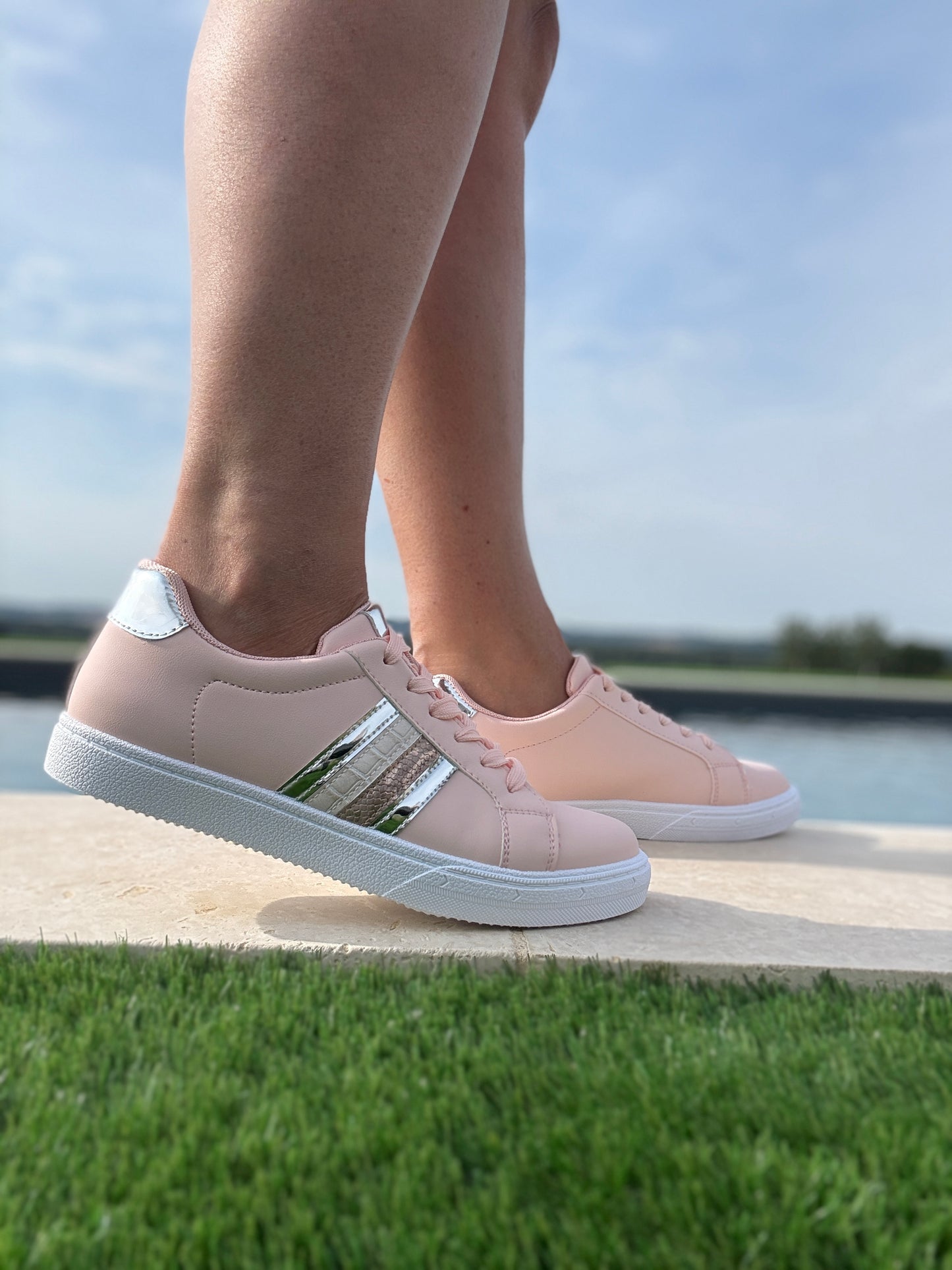 Chaussures baskets rose pâle avec bandes argentées et dorées style sneakers
