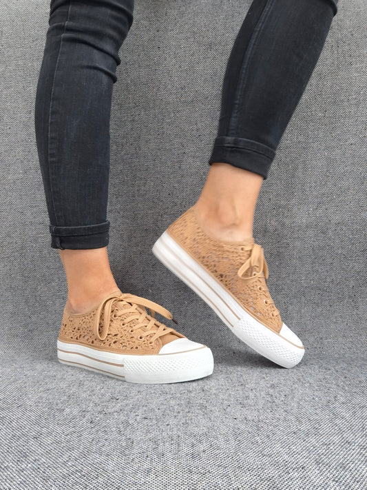 Chaussures baskets basses à dentelle beige foncé en tissu style converse