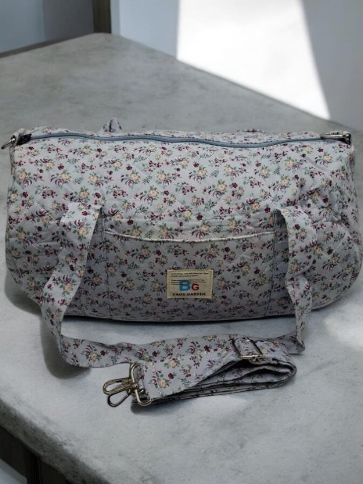 Nouveautés - Sac polochon en coton matelassé motifs à fleurs bleu ciel