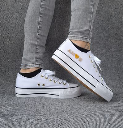 Chaussures baskets basses en toile blanche avec inscription “Amor” style converse