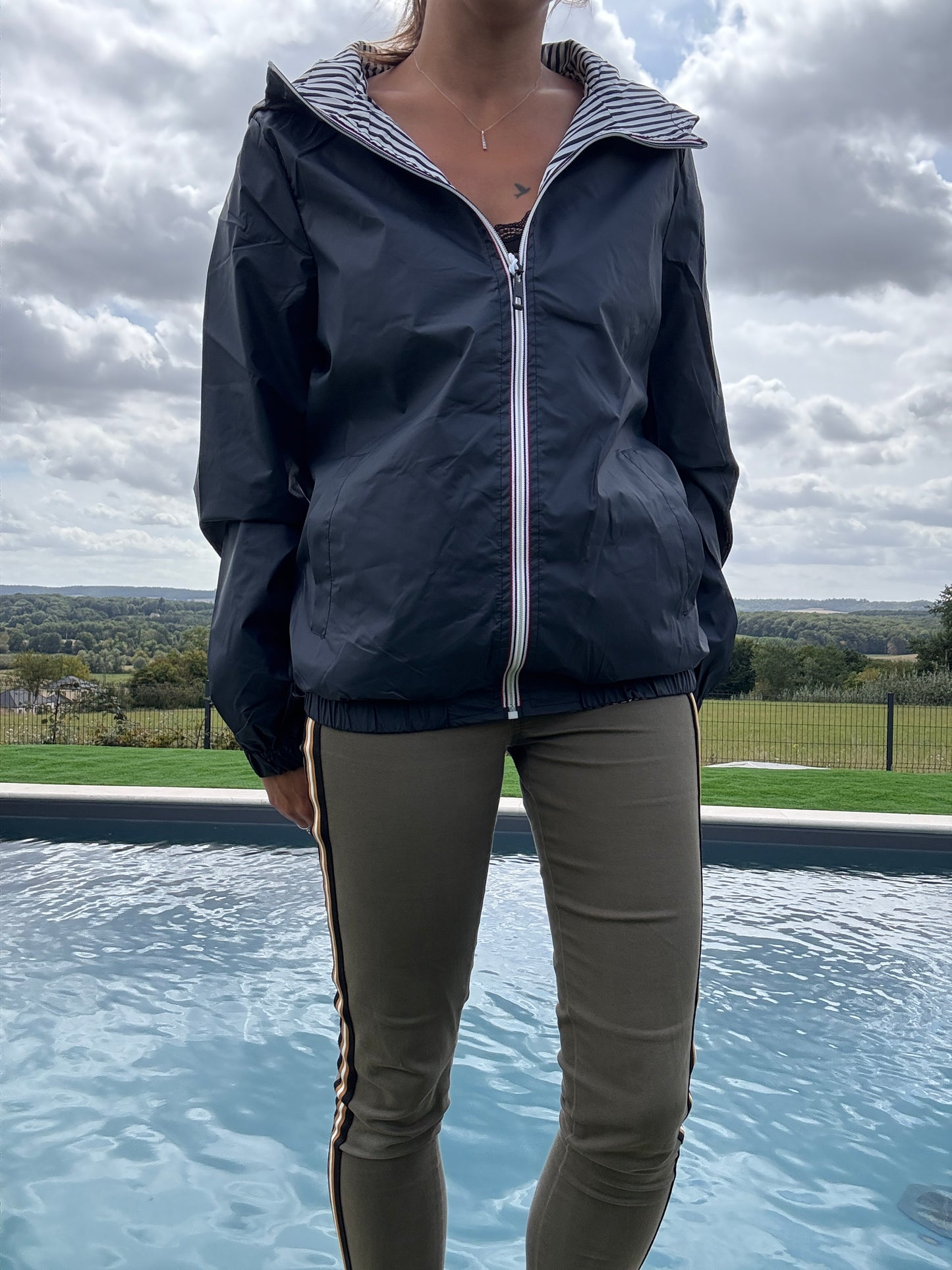 New Lolo - Manteau court mi fesses léger imperméable réversible bleu marine capuche intérieur marin rayé bleu marine blanc