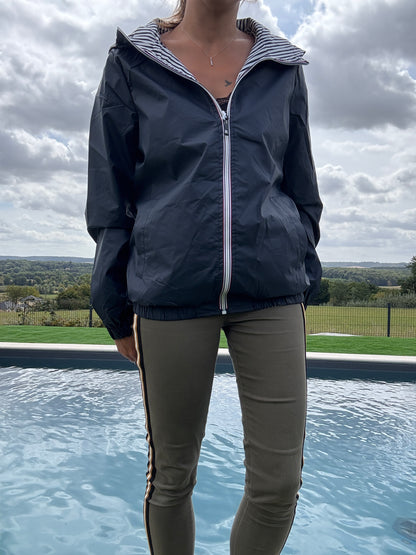 New Lolo - Manteau court mi fesses léger imperméable réversible bleu marine capuche intérieur marin rayé bleu marine blanc