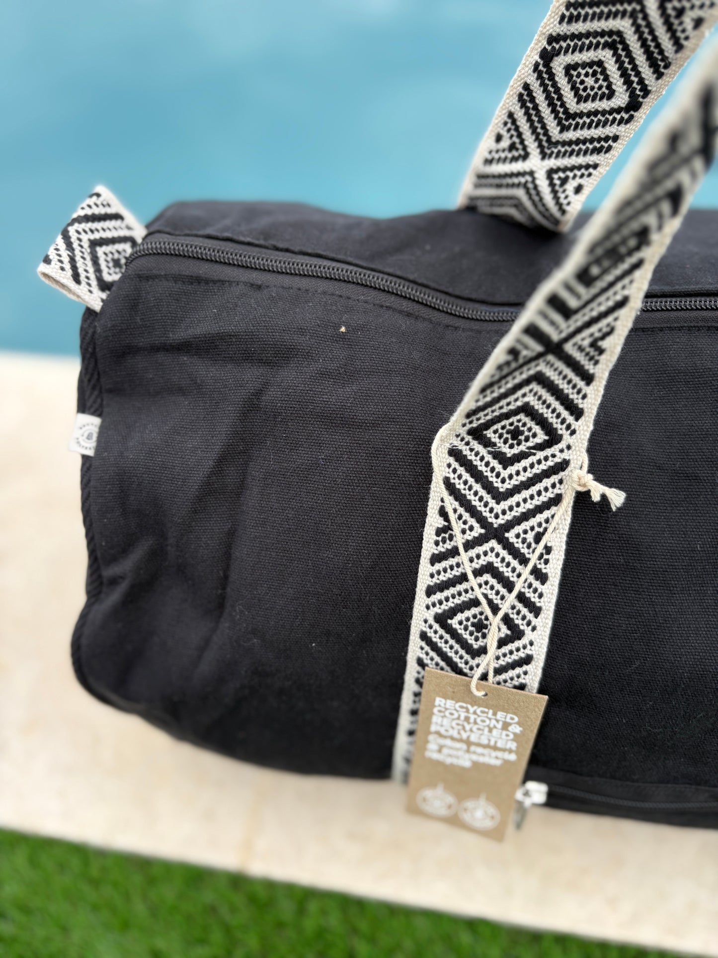Sac polochon en coton tissu noir avec poignées motifs géométriques en noir et blanc