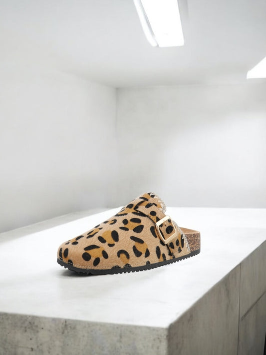 Chaussures sabots à semelle intérieur beige motif léopard avec boucle dorée
