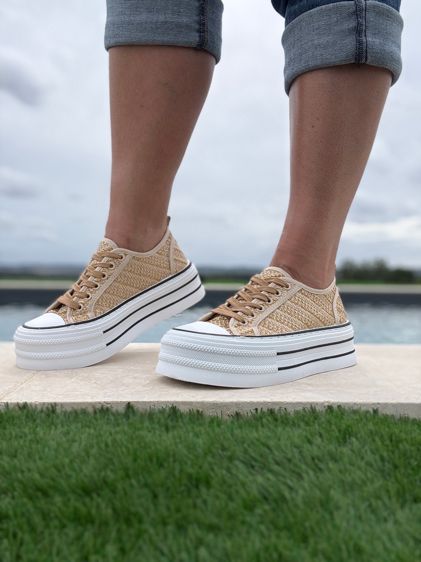 Chaussures baskets tissées beige doré semelle compensée style converse