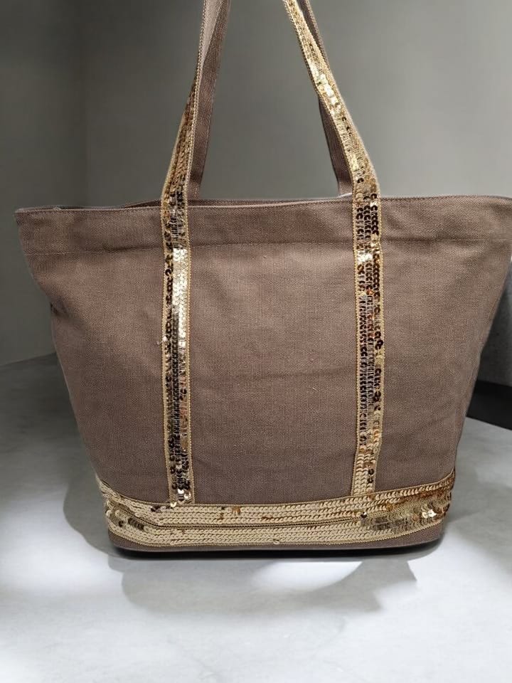 Sac à main style cabas porté main en tissu taupe avec sequins dorés