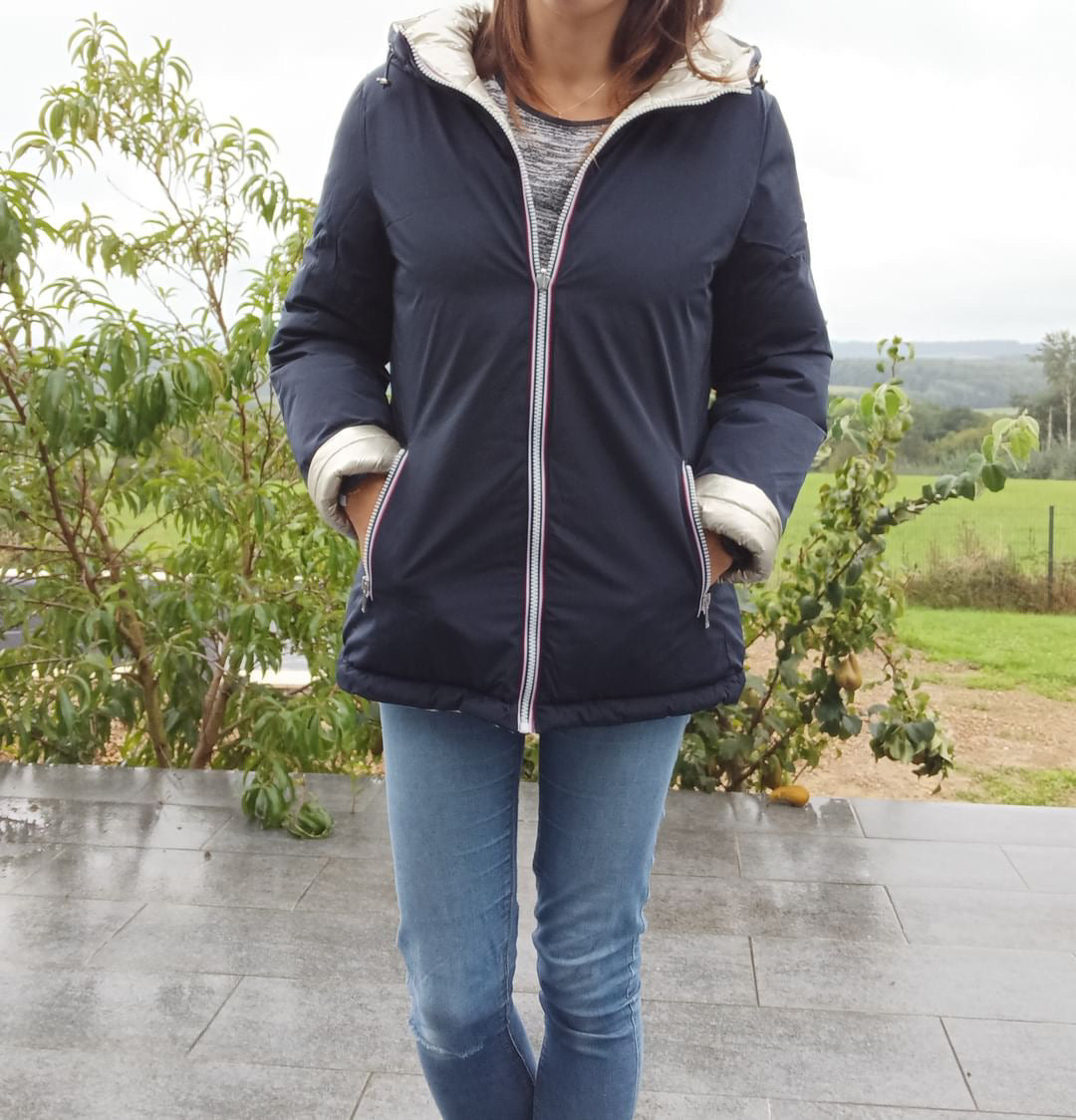 Melya Melody - Manteau court réversible et imperméable matelassé bleu marine/doré - Curvy