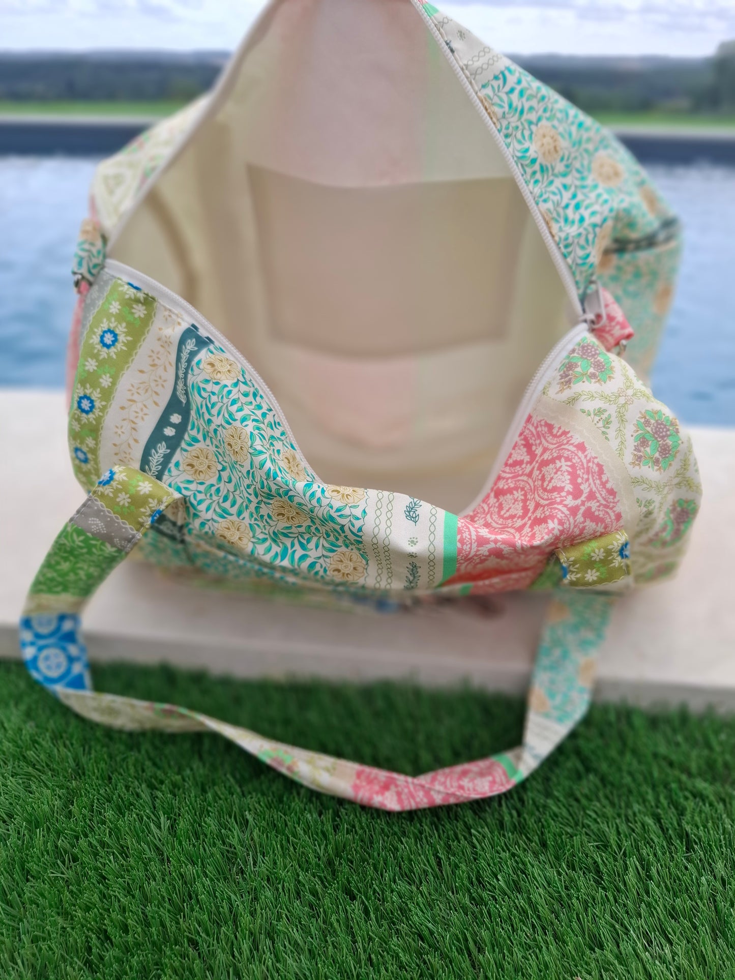 Sac polochon en tissu coton motifs patchwork multicolores imprimés floraux et géométriques vert beige bleu